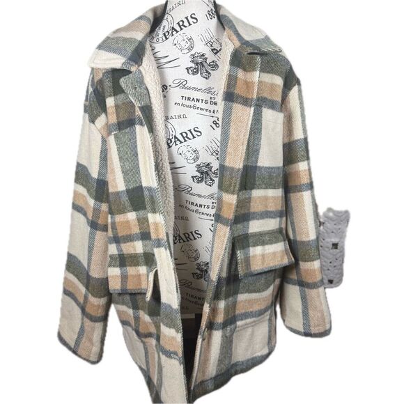 American Eagle Outfitters Jackets & Blazers - American Eagle Women Teddy Bear Sherpa Lined Green Plaid Button Coat Size M